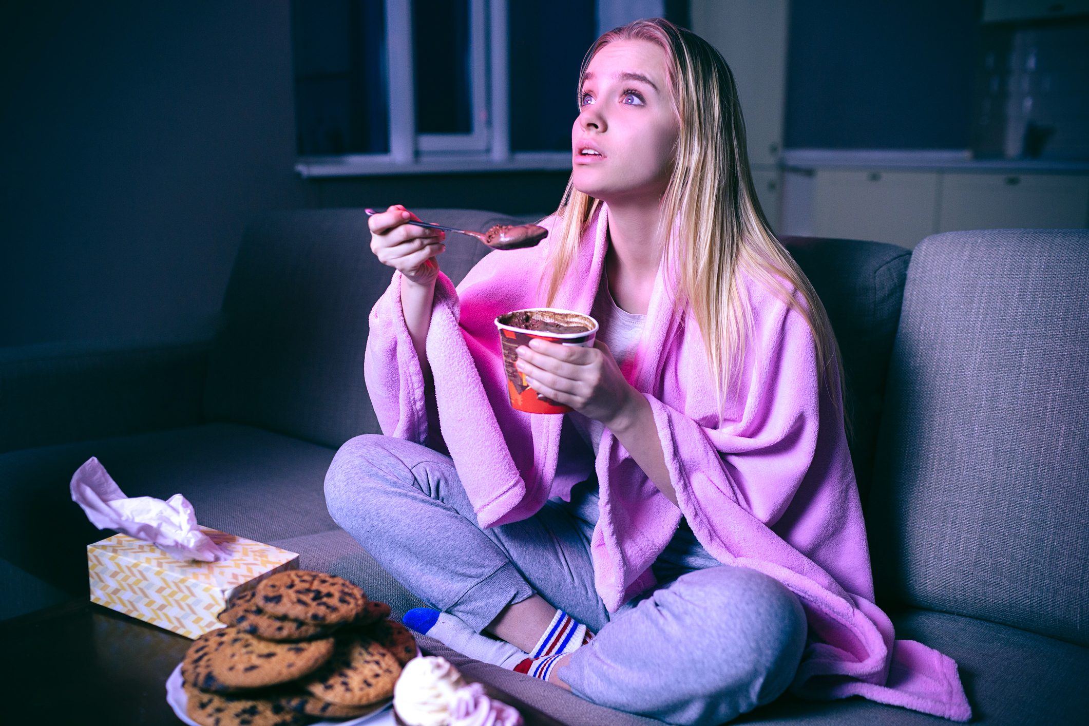 iStock/ الأكل أثناء مشاهدة التلفاز