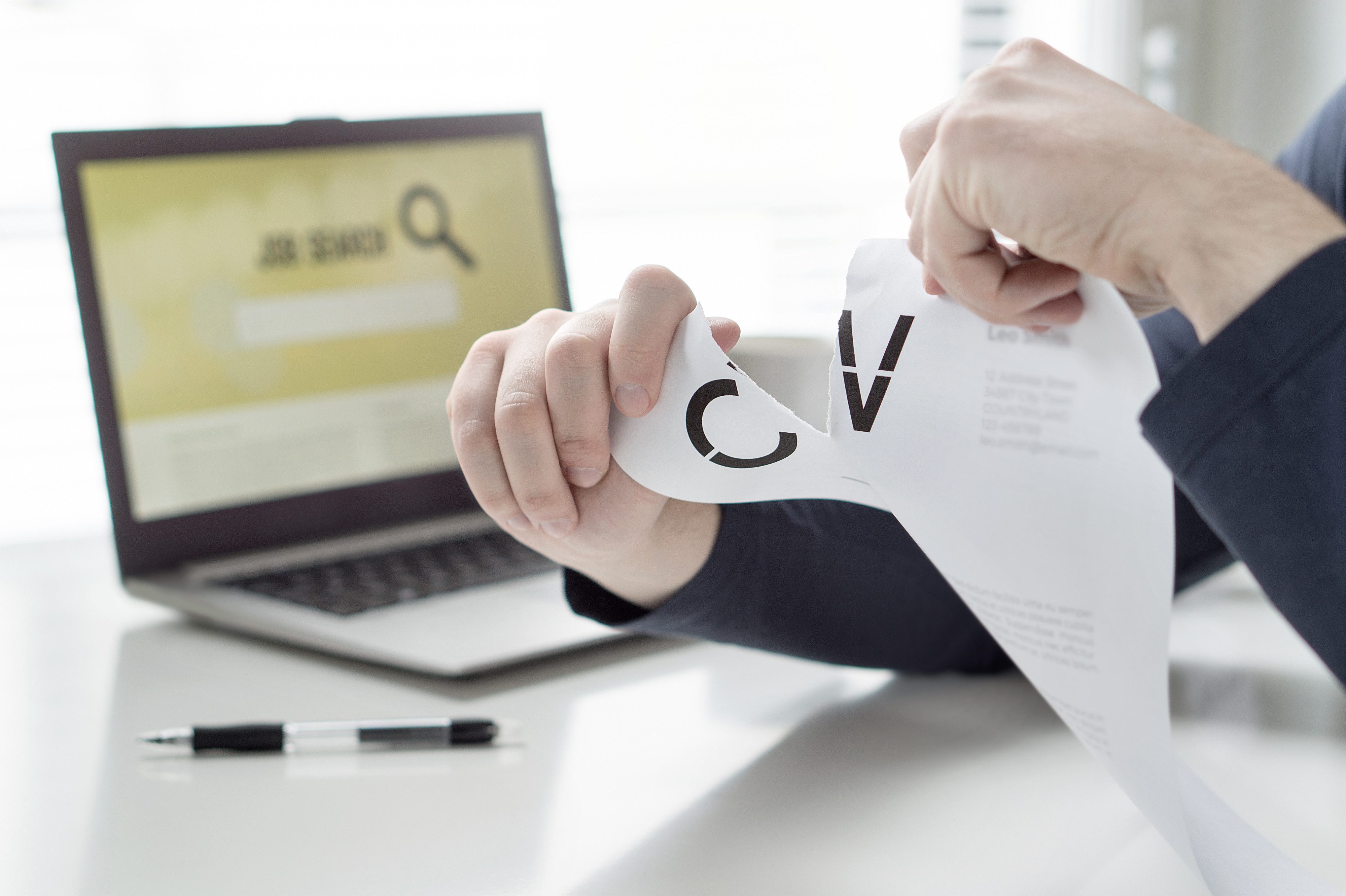 تُرسل الـCV ولا يردُّ عليك أحدٌ بعدها؟ 10 أمور تجعل مصير سيرتك الذاتية “سلَّة قمامة” الشركات.. تجنَّبها!