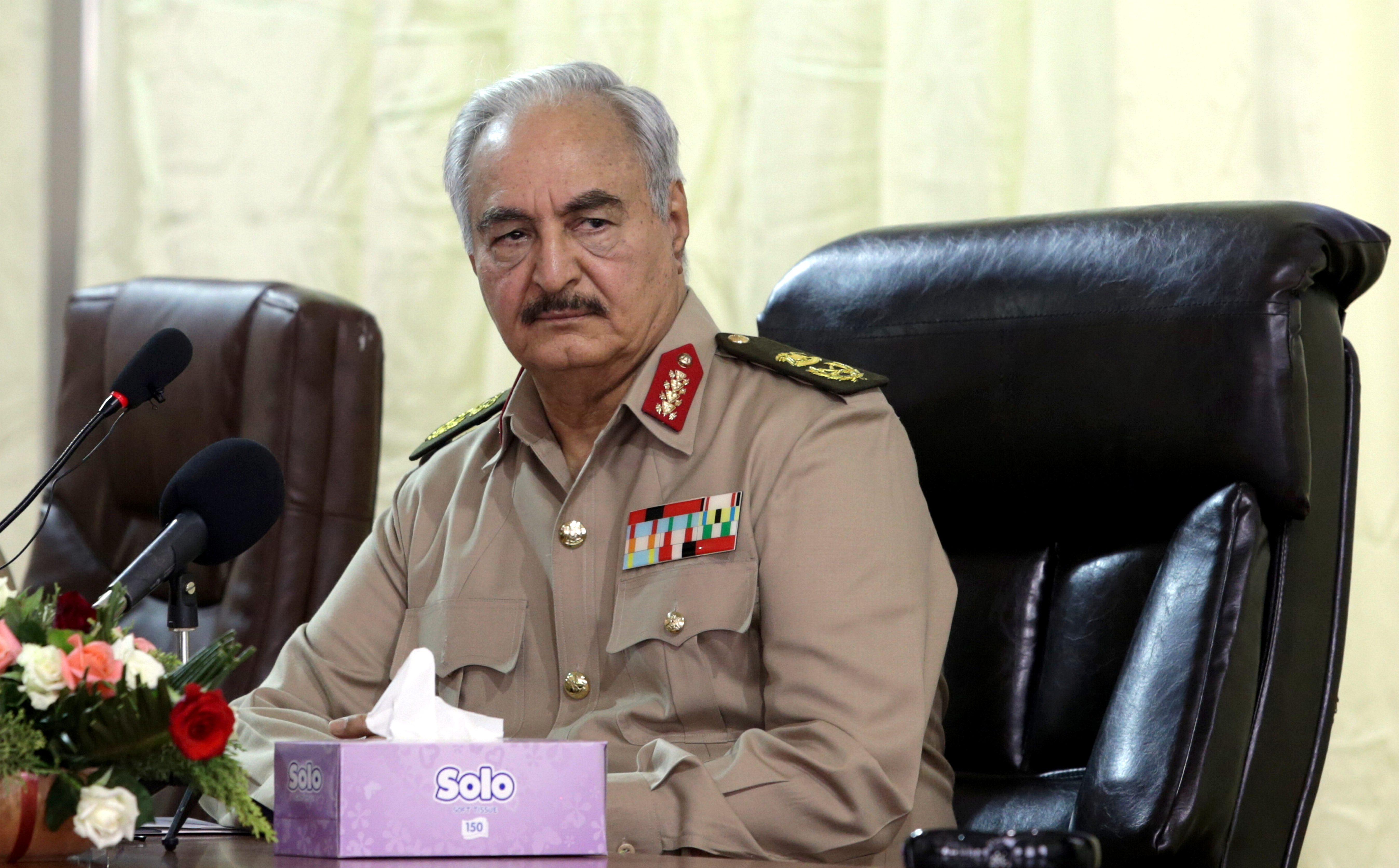 أوصلوه للقبر حتى إنهم ناقشوا ليبيا من بعده.. ما الذي حدث مع الإعلام في تغطيته لمرض حفتر؟