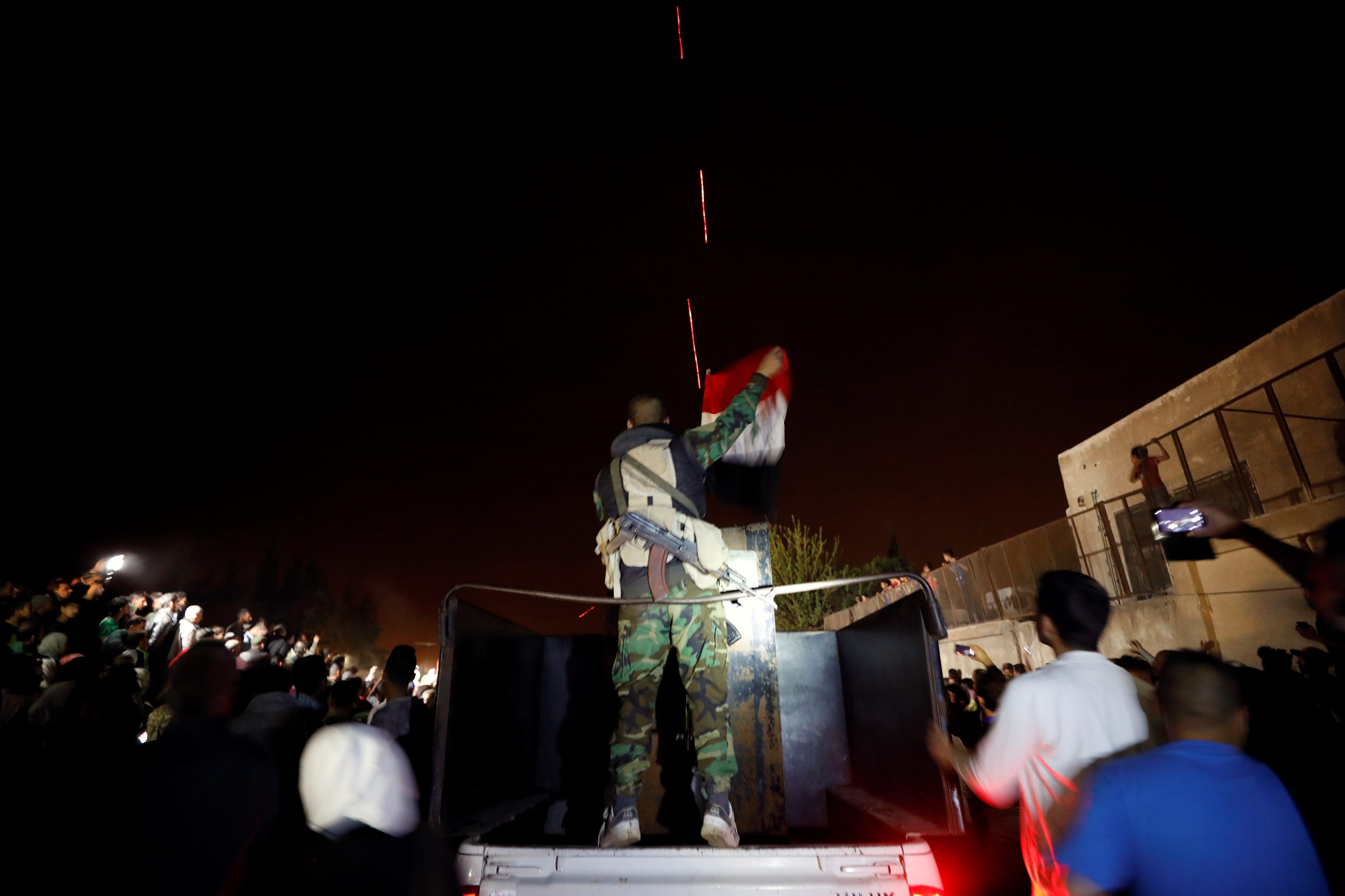 سلَّموا دبابات وراجمات صواريخ.. قادة جيش الإسلام يغادرون الغوطة، ونظام الأسد يرفع العلم على دوما