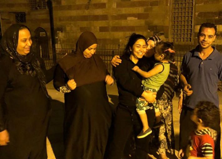 أول ظهور لها بعد عزاء والدها.. شيرين تنشر صوراً مع أهالي منطقتها “القلعة” في مصر
