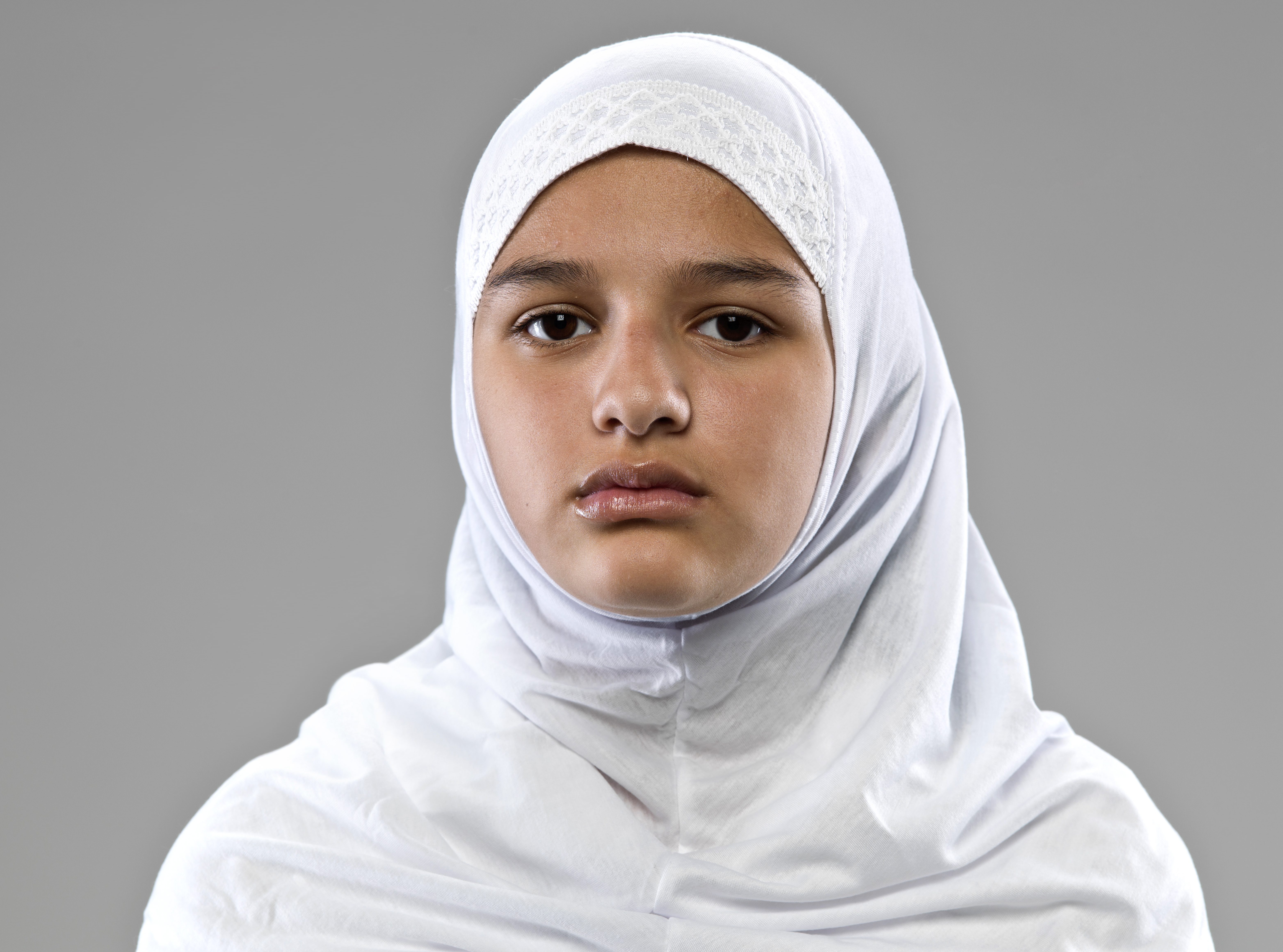 كيف تُسعدين زوجك؟ كيف تربِّين طفلك؟ هل يخونني زوجي؟ عن القهر الذي تنشأ فيه الفتاة العربية