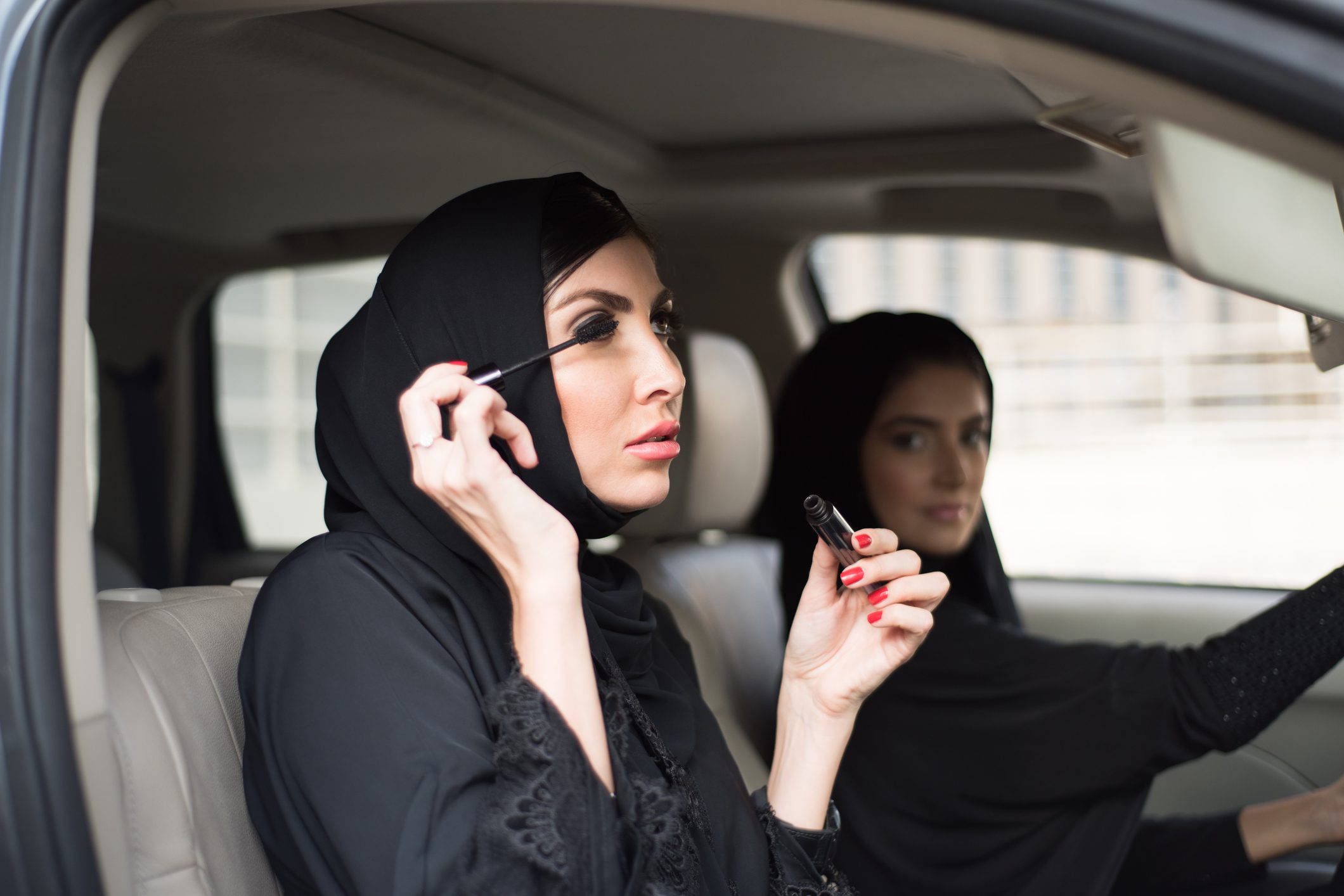 الفاشنيستات يُلبسن الآلافَ على ذوقهنَّ في الكويت.. صناعة الموضة عند الكثيرات تبدأ من هنا