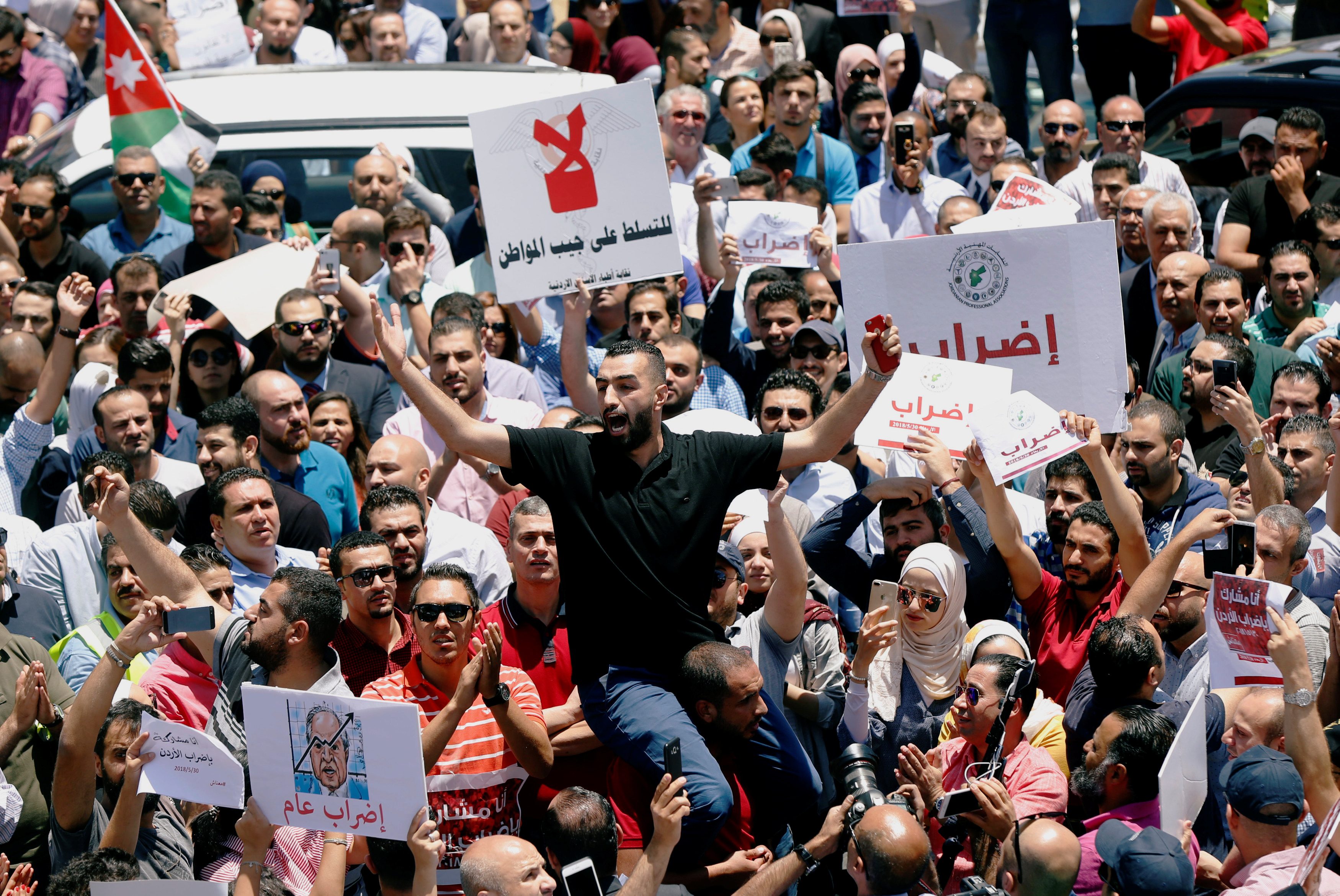 “أضرب اليوم لأعيش غداً”.. أردنيون يحاربون قانون الضريبة الجديد ويستعدون للمطالبة بإسقاط الحكومة
