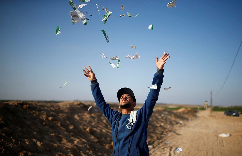 حرقوهم بالقنابل فأسقطوا لهم طائرة..الفلسطينيون بمواجهة إسرائيل في أولى ساعات “العودة”