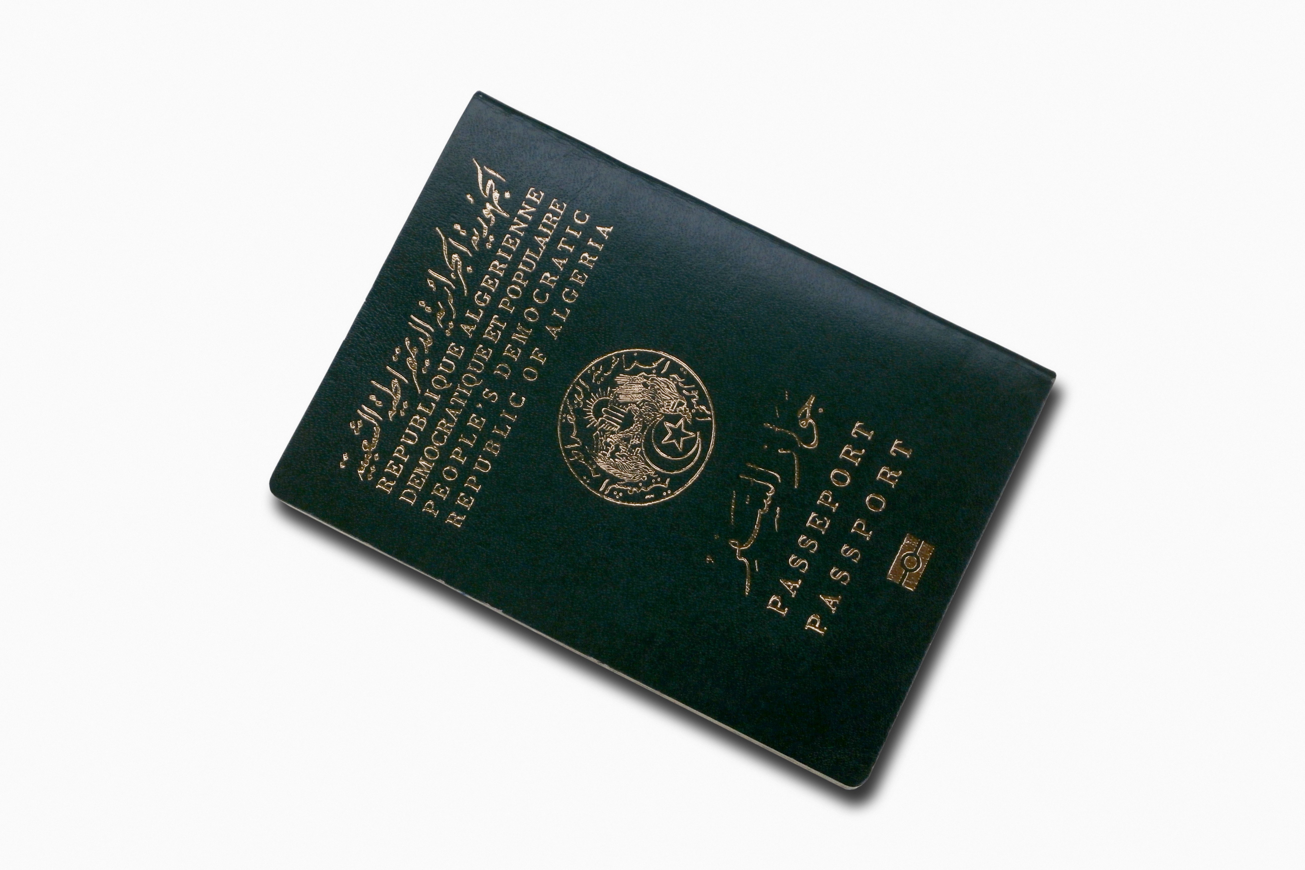 جواز السفر أغلى من دخلهم.. الجزائريون يتهمون الحكومة بأنها تبيعهم هوياتهم بعد مضاعفة الرسوم على الوثائق