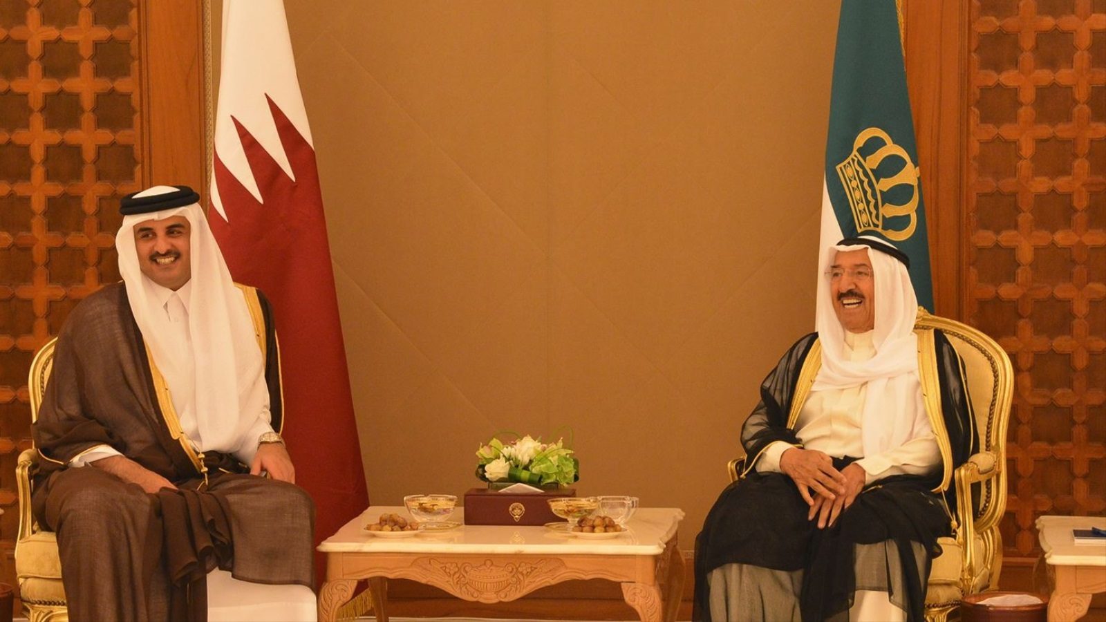 بعد ساعات من رسالة بعثها أمير قطر.. صحيفة كويتية: الدوحة أبدت موافقتها على حضور أي اجتماع بشأن أزمة الخليج