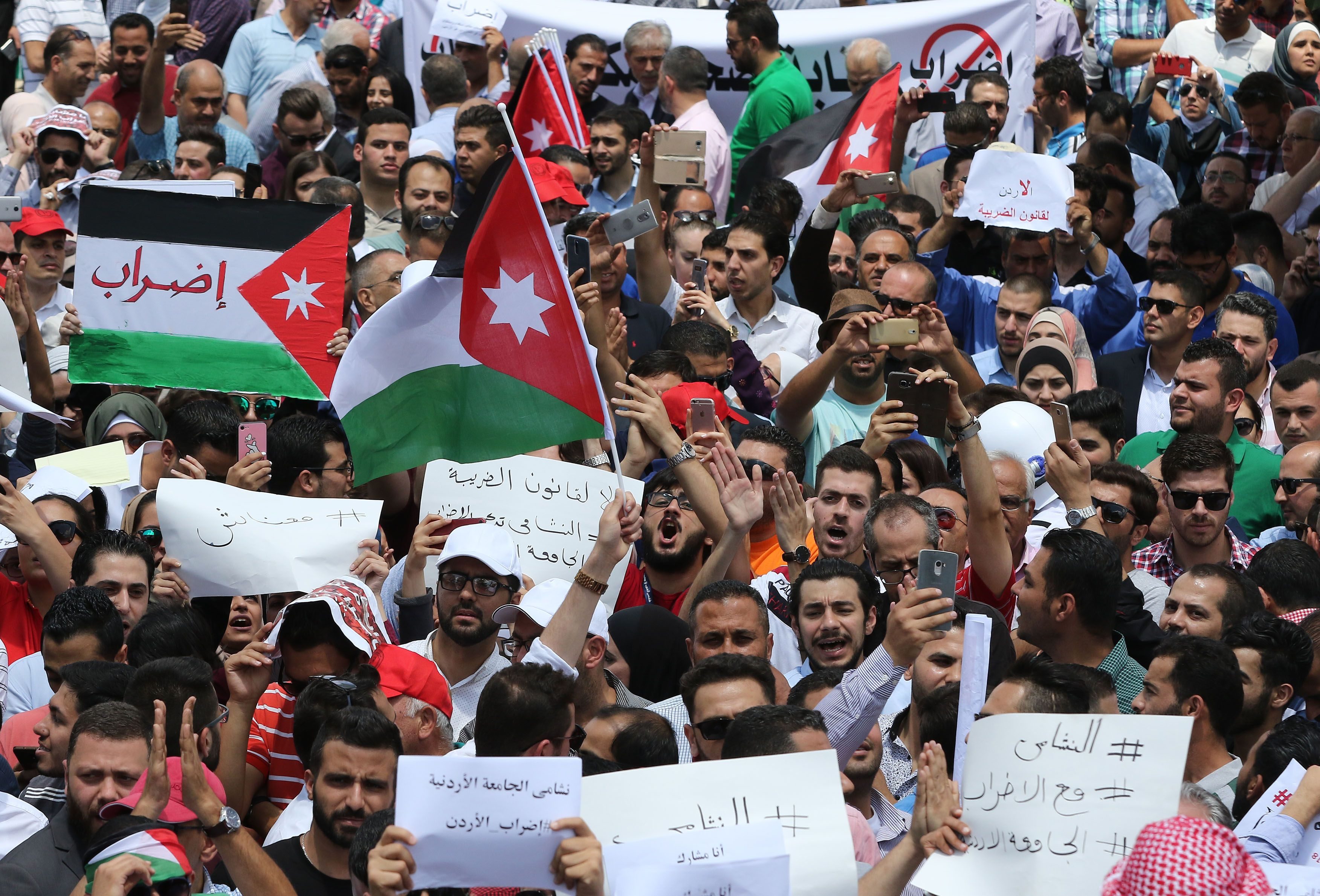 شيءٌ ما تغيَّر في الأردن! شبَّان يتذوقون طعم الاحتجاج لأول مرة، والنزول إلى الشارع لا ينتظر إشارة حزب أو عشيرة