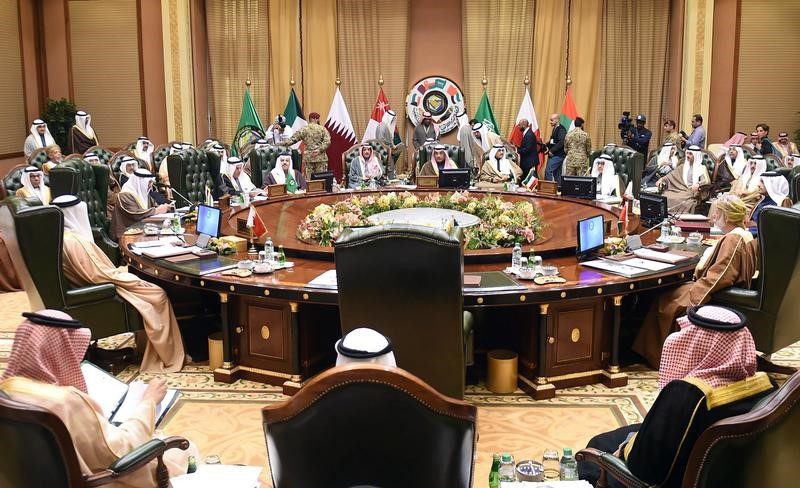 الكويت وعُمان اختارتا الحياد فوجدتا نفسيهما عالقتَين.. هل ستدفع الدولتان الخليجيتان ثمن موقفهما من الأزمة؟