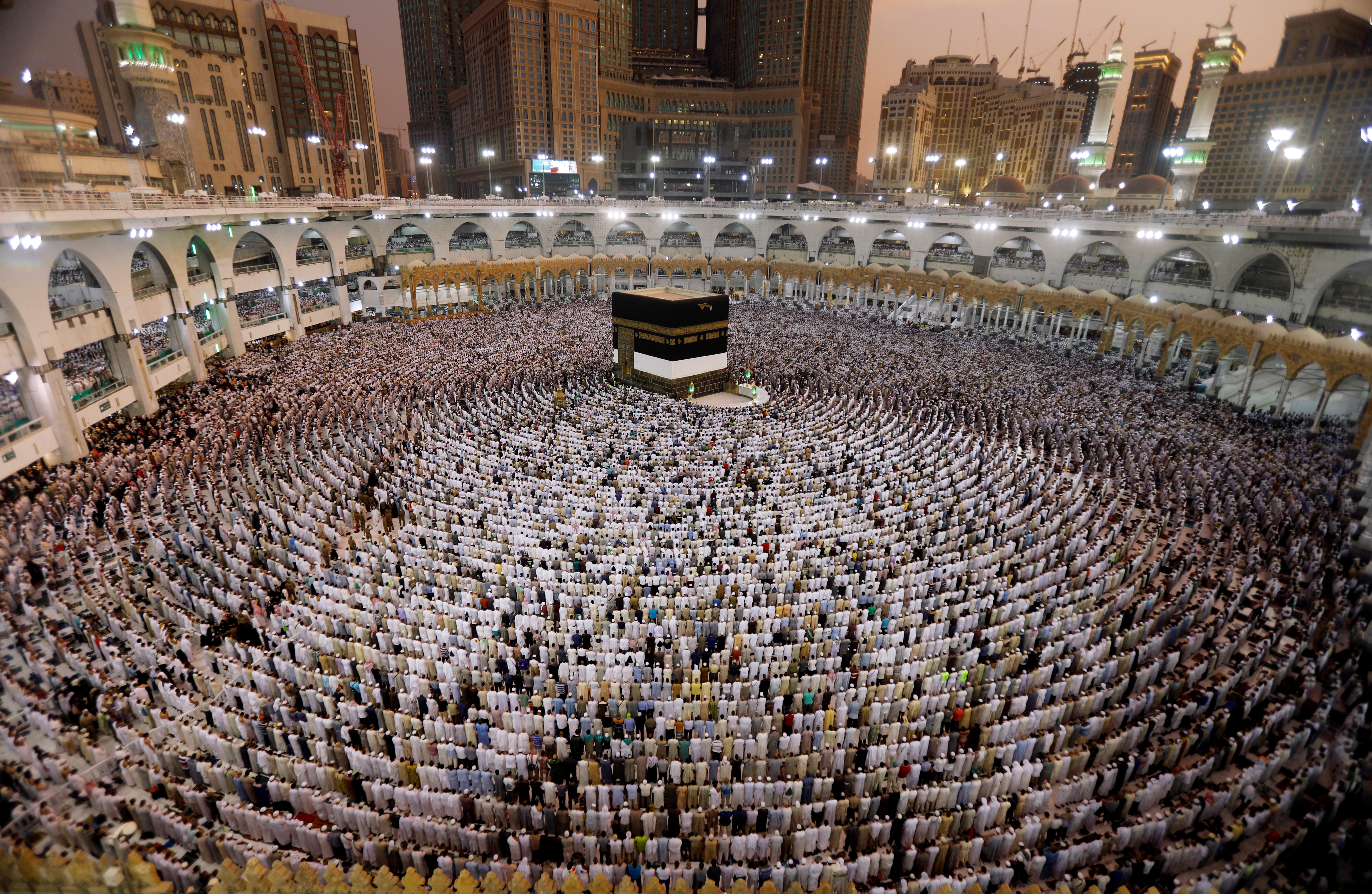 أول دولة عربية تخالف السعودية في يوم عرفة وعيد الأضحى