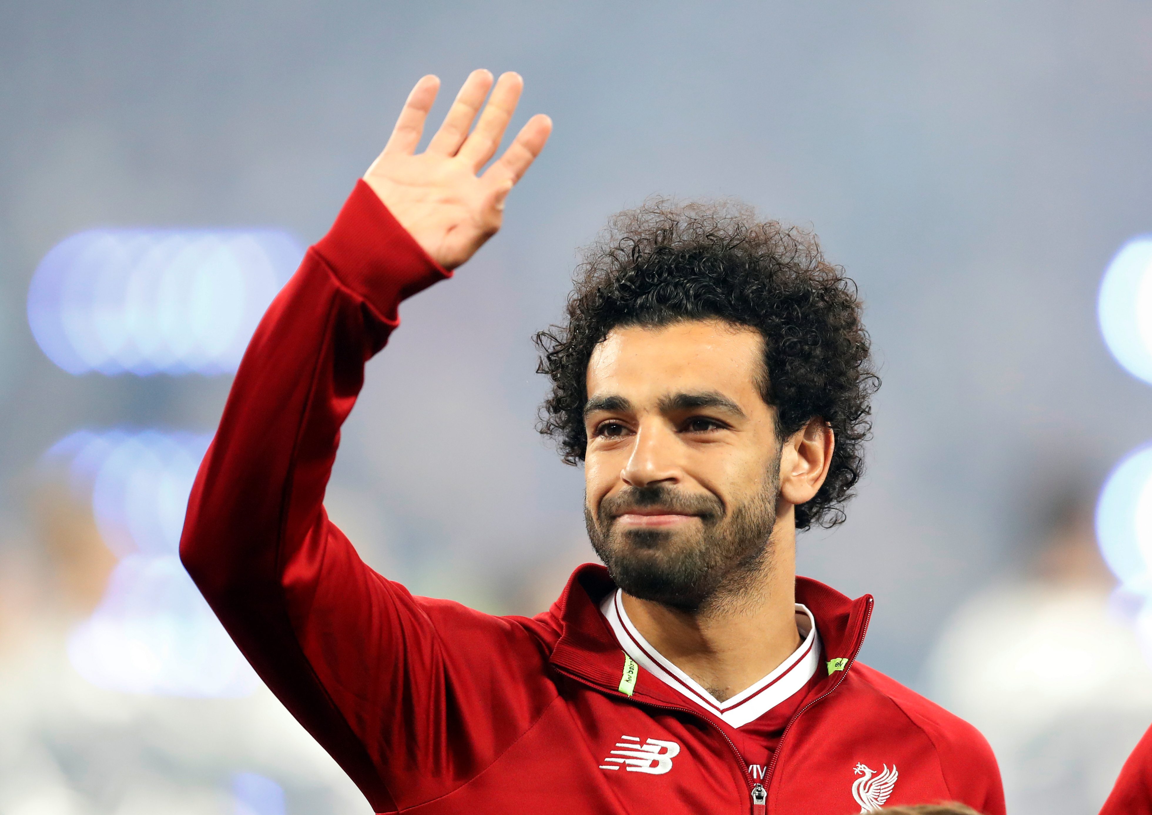 صلاح يسابق الوقت للتعافي واللعب في مونديال روسيا.. صورة جديدة وكلمتين بعثهما للمصريين