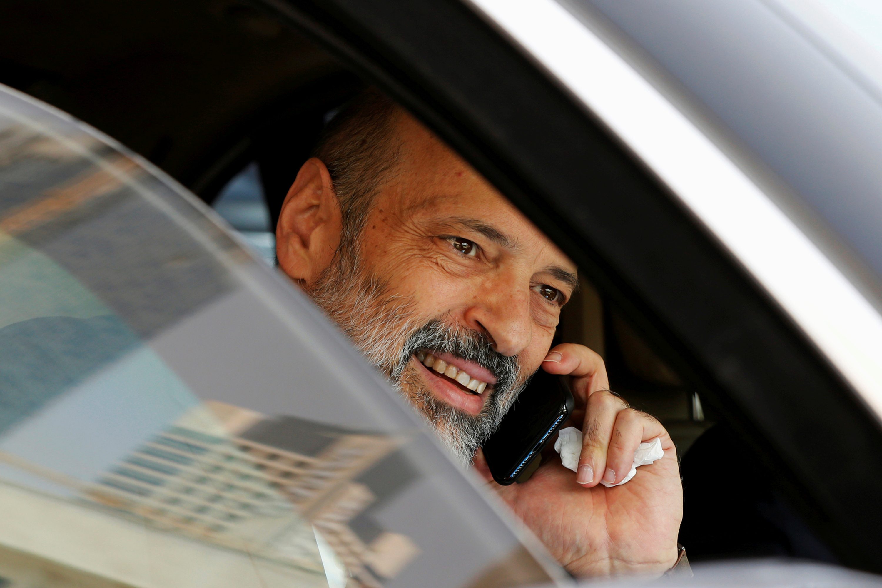 رئيس الوزراء الأردني عمر الرزاز بعد مغادرة مقر مجلس النواب/رويترز