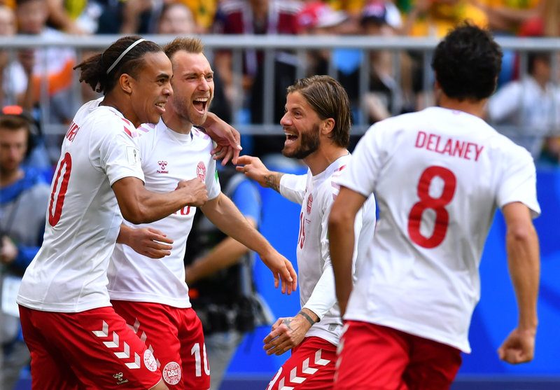 لاعبو منتخب الدنمارك يهدون زميلهم رحلة سريعة إلى بلاده لرؤية مولودته