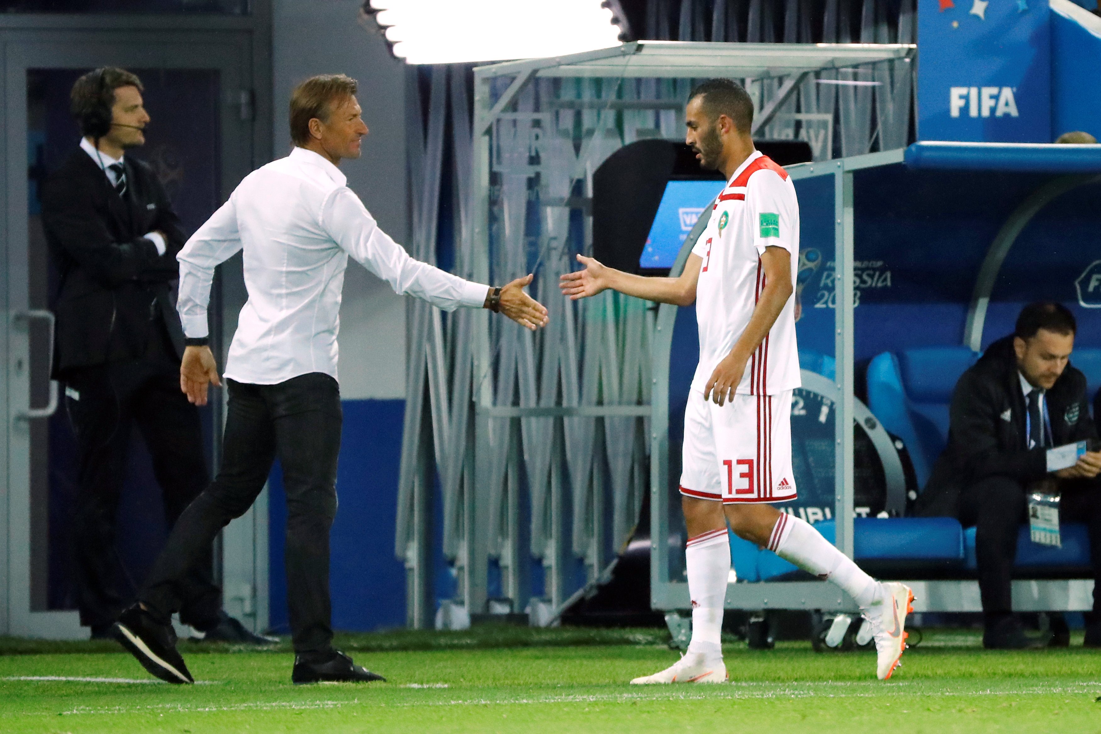 المغاربة غاضبون بعد تفاوض المصريين سراً مع مدربهم.. تفاصيل الصفقة، وهذا ما يطالب به رونار للبقاء مع الأُسود