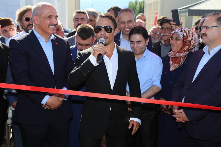 الطاهي “نصرت” يفتتح مسجداً باسم والديه في أرضروم التركية.. بالطبع لم ينس “حركته الشهيرة” برش الملح (فيديو)