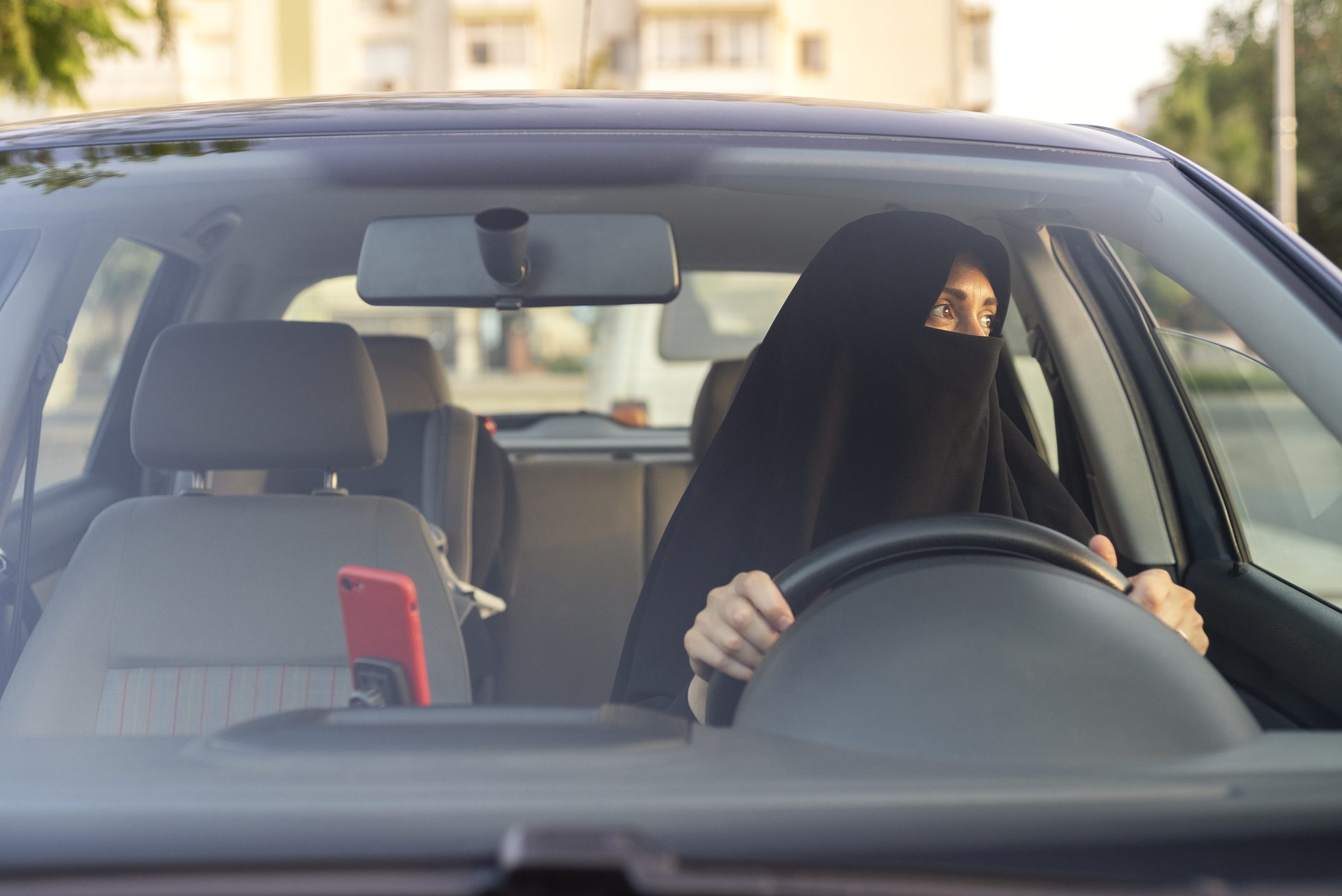 عقوبة تنتظر من يصور النساء أثناء قيادة السيارات في السعودية