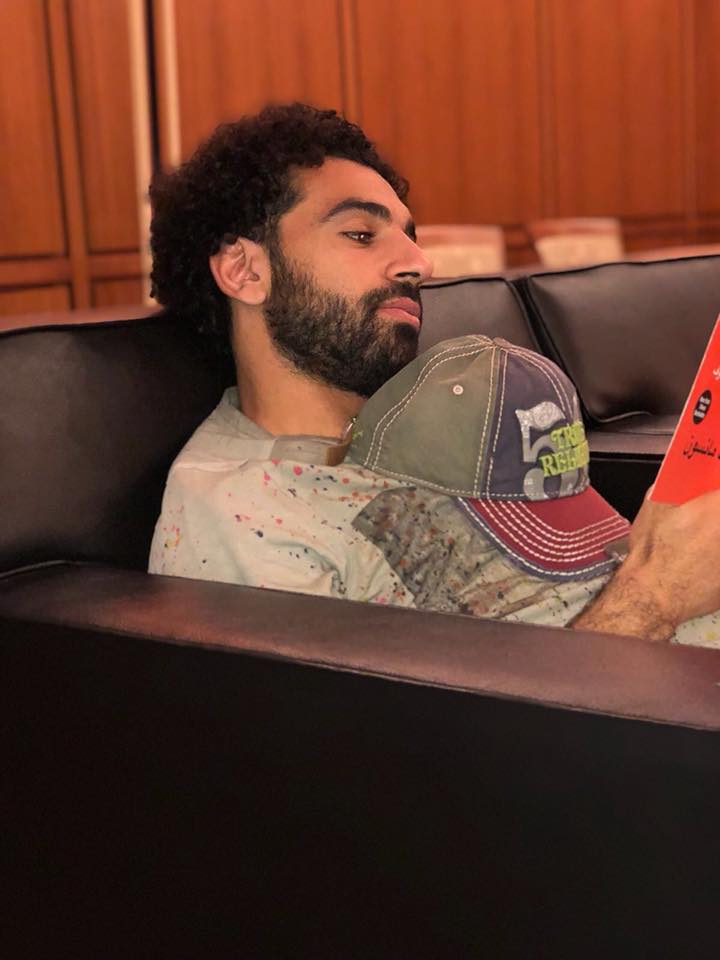 صورة غامضة لمحمد صلاح تدفع متابعيه للبحث عن مضمونها.. اللاعب الدولي يقرأ عن اللامبالاة
