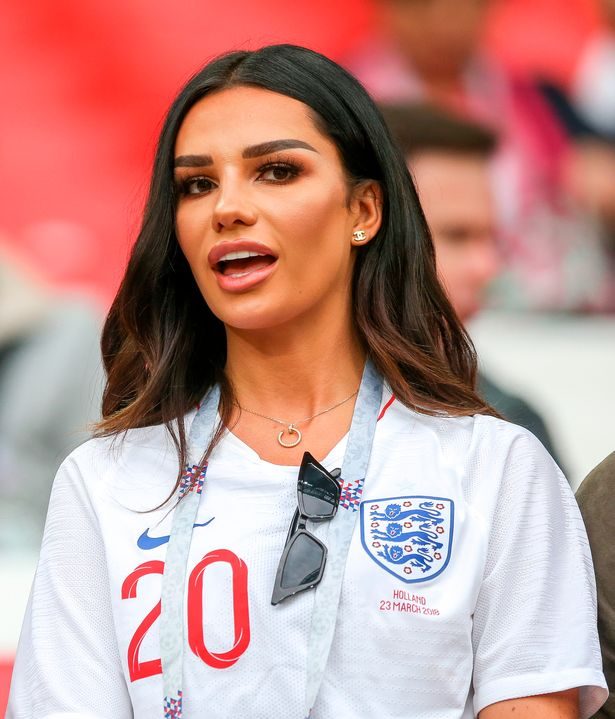 صديقة لاعب إنكليزي تخطف الأضواء في مدرجات روسيا.. جاءت من لاس فيغاس لتشجيعه