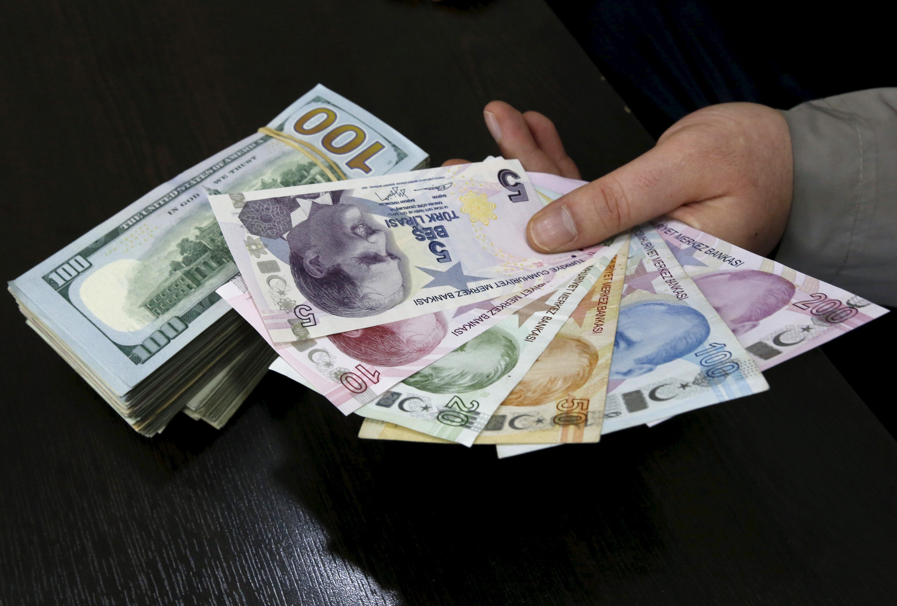 تدهور الليرة التركية يؤثر سلباً على الاقتصادات الأوروبية أيضاً.. ثروات غربية طائلة في أنقرة