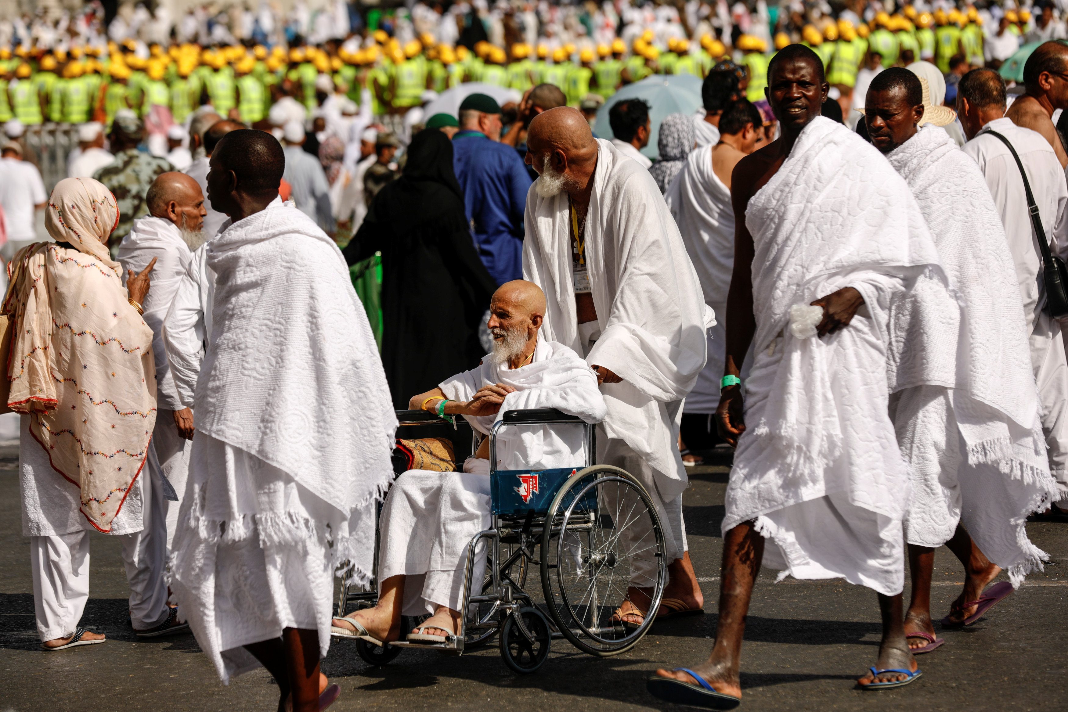 الحجاج يتدفقون على مكة.. كل ساعة 278 ألف مصلٍّ بالحرم المكي، و107 آلاف طائفٍ حول الكعبة