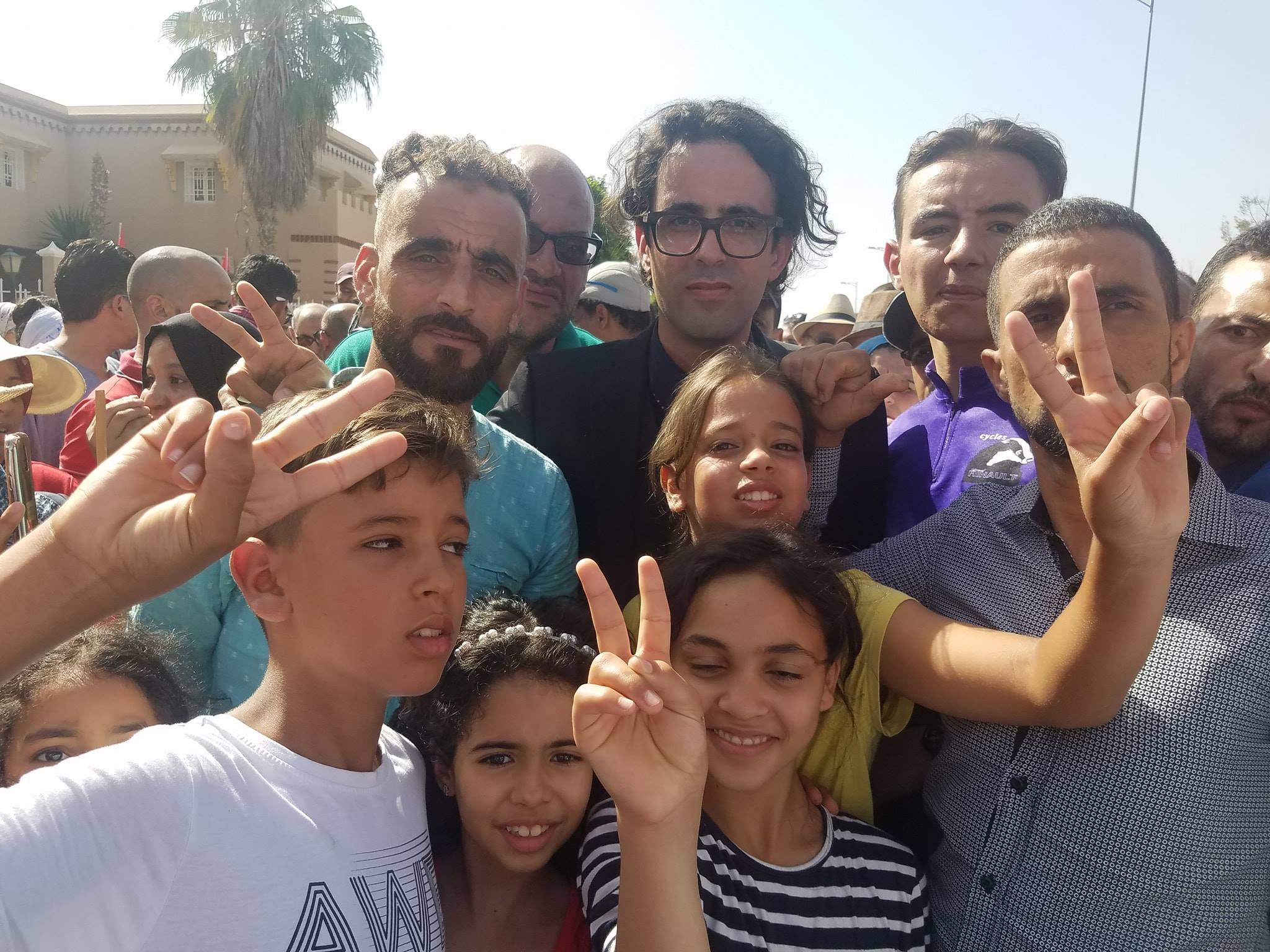 مغاربة يتضامنون مع «طبيب الفقراء».. القضاء يحكم ضده وهو يواصل الدفاع عن حق المواطنين في الصحة