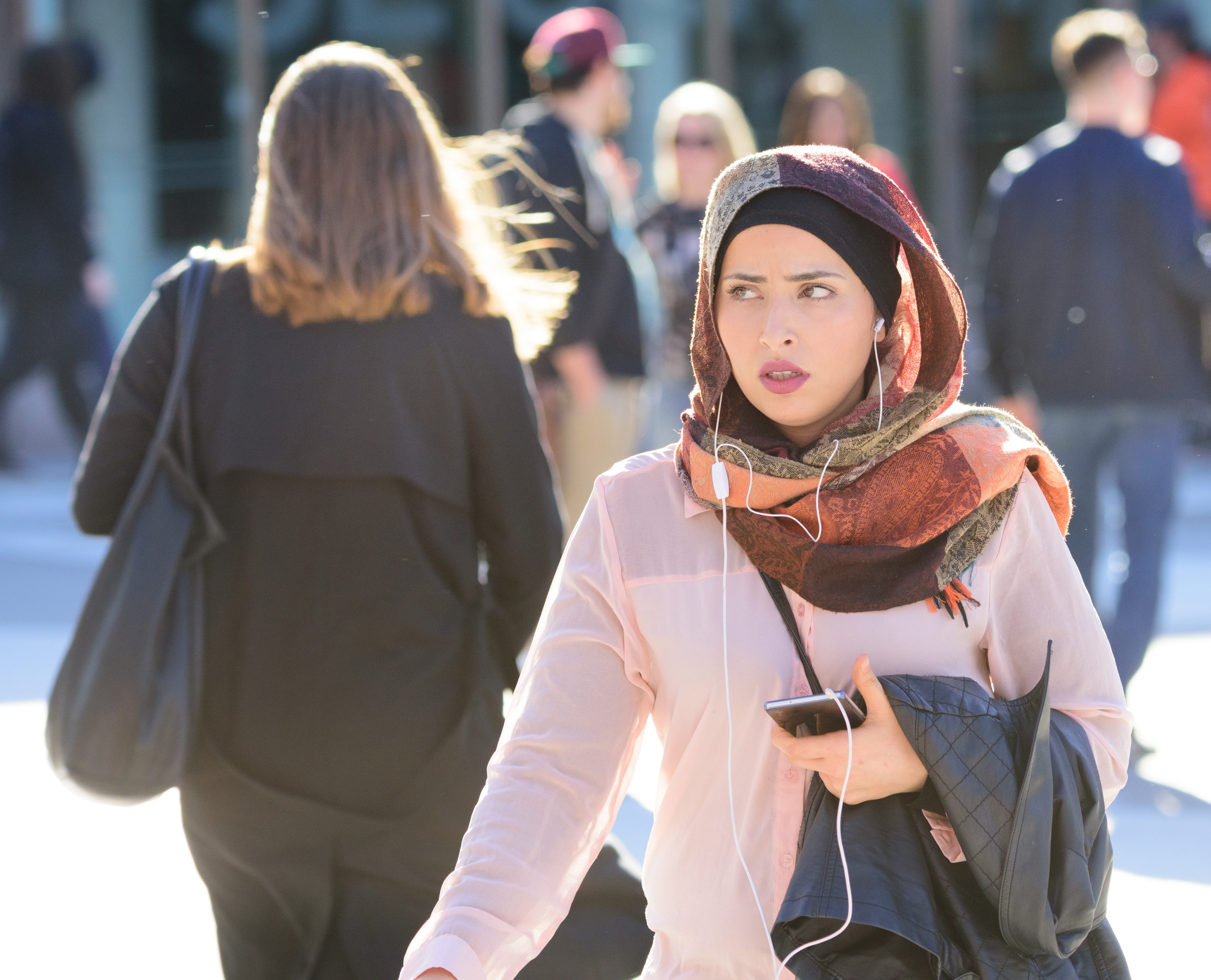 السويد.. حكم غير مسبوق بتعويض فتاة مسلمة رفضت المصافحة خلال مقابلة توظيف