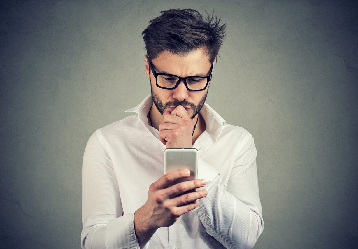 الدناءة والحقارة أسلوبا حياتنا.. كيف أصبحنا بوجود السوشيال ميديا؟