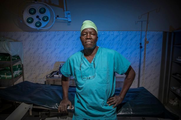 طبيب بجنوب السودان يواجه قلة الإمكانات في مستشفاه بأساليب جديدة