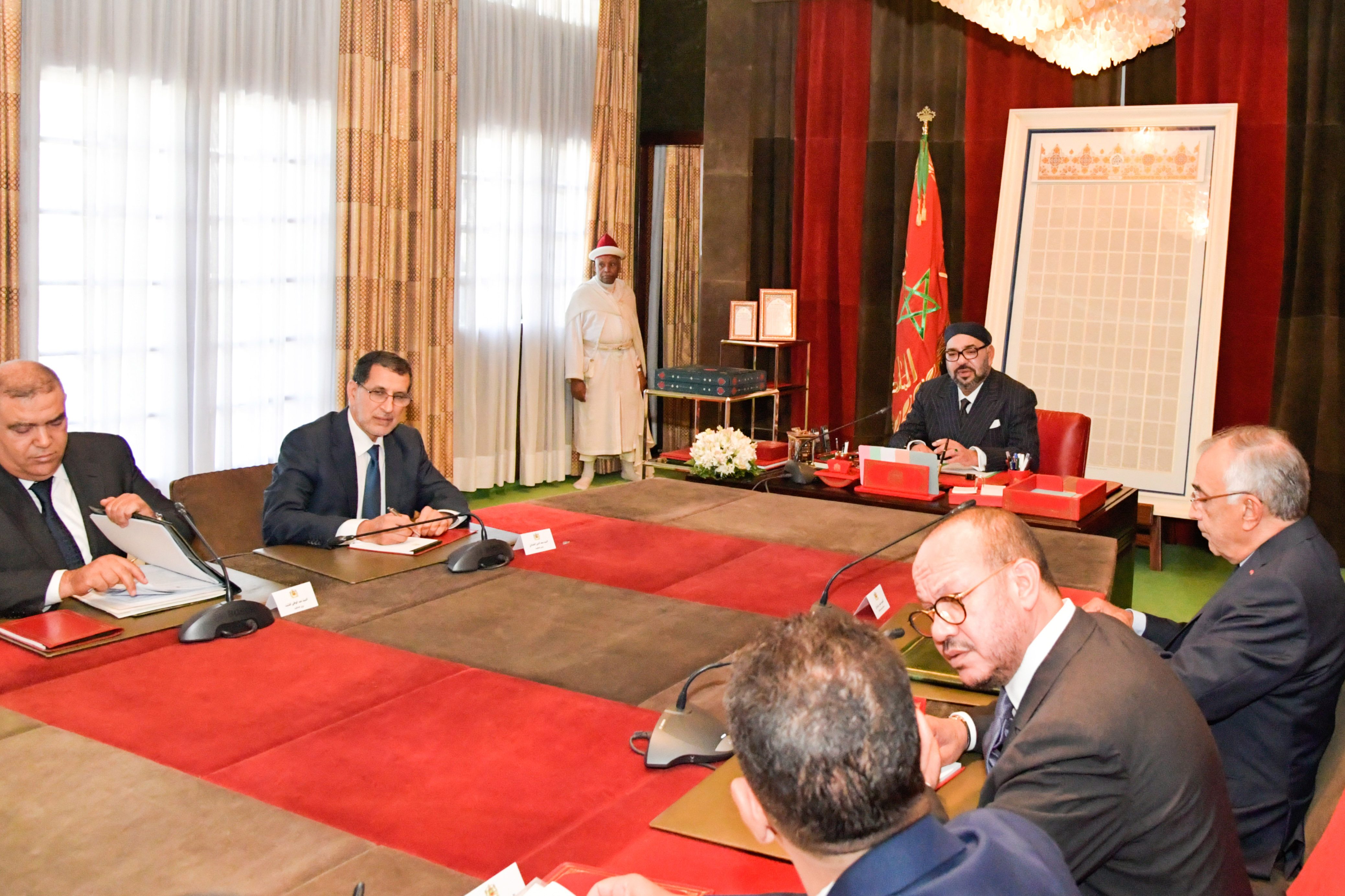 عقب شهور طويلة من المغرب يعتمد التوقيت الصيفي ، فوجئ المواطنون بقرار حكومي يقضي باعتماد التوقيت الصيفي أي بإضافة 60 دقيقة طيلة العام