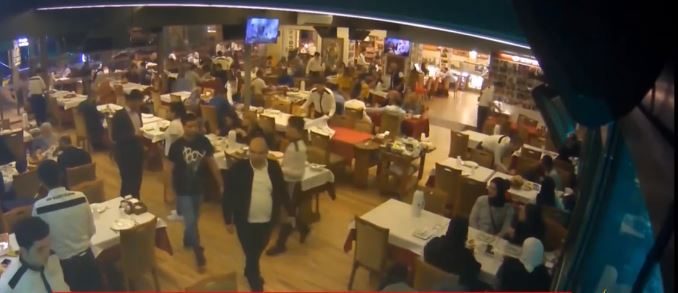 3 من أعضاء فريق قتل خاشقجي أثناء ذهابهم لتناول الطعام بعد تنفيذ الجريمة