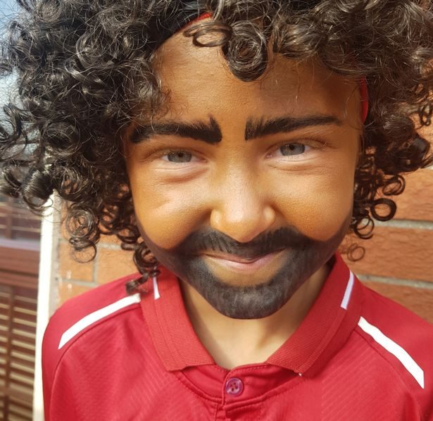 فتاة صغيرة تتنكر بشكل محمد صلاح في عيد الهالوين