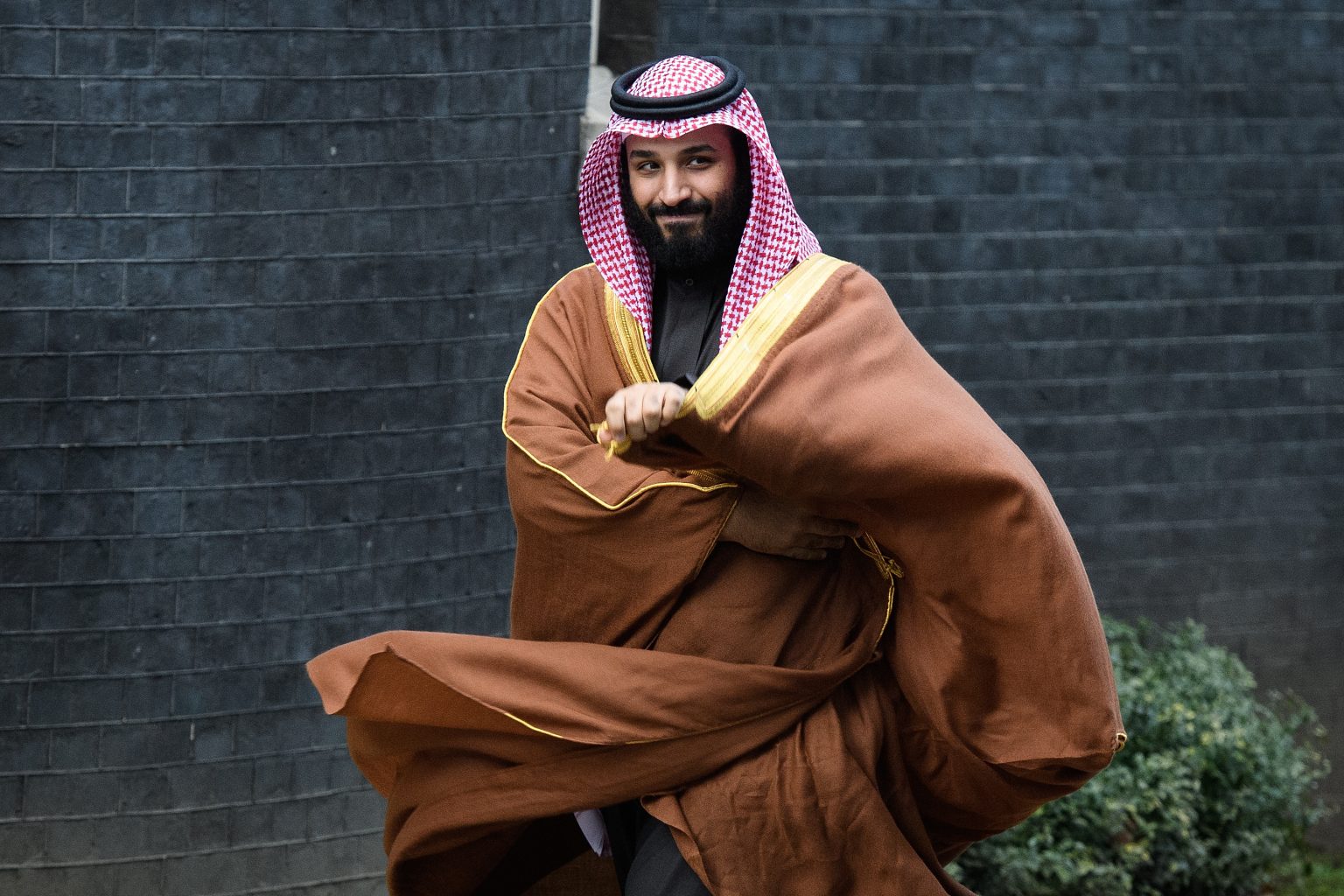 محمد بن سلمان لن يلتقط صورة حتى مع ترامب في قمة العشرين.. رئيس مراسم ولي العهد: حاولت ترتيب ذلك لكن الرئيس الأميركي رفض