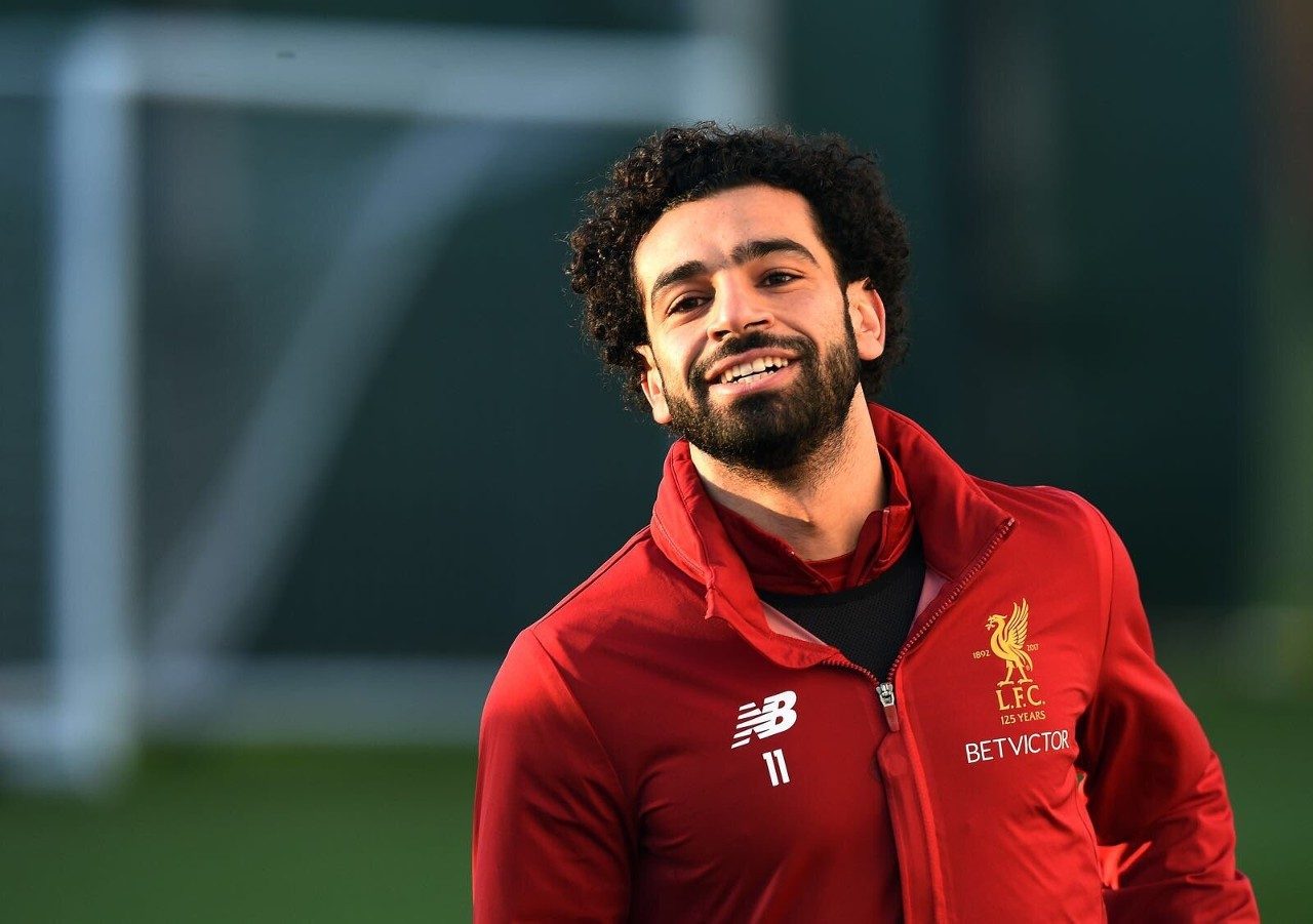 طفلة مصرية تحمل لافتة إلى محمد صلاح