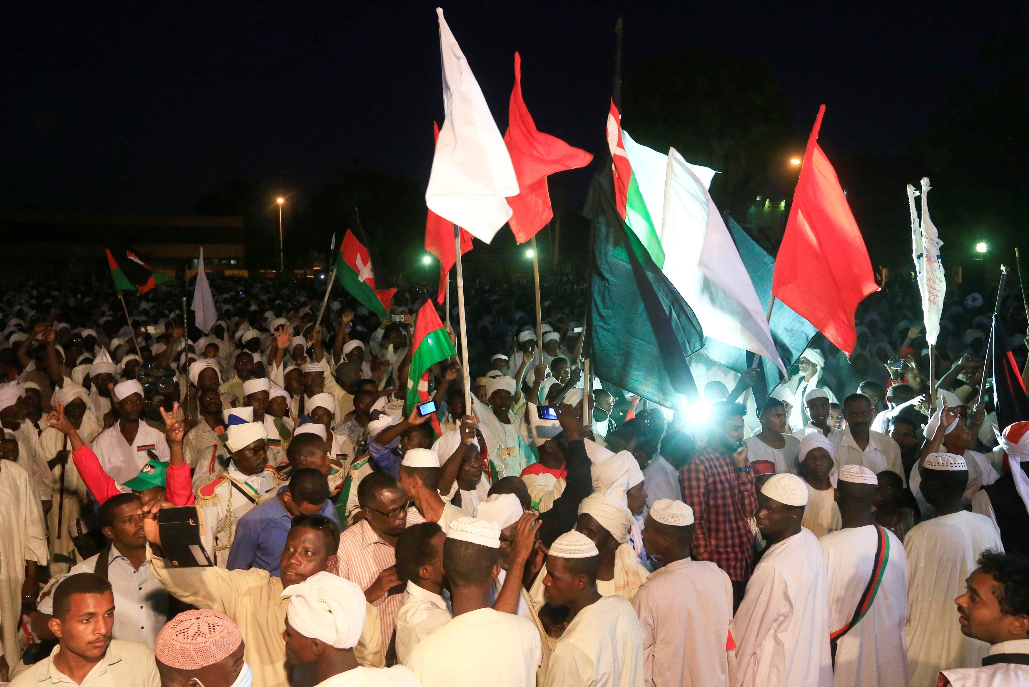 .. السلطات السودانية تفرق المطالبين بتنحي البشير