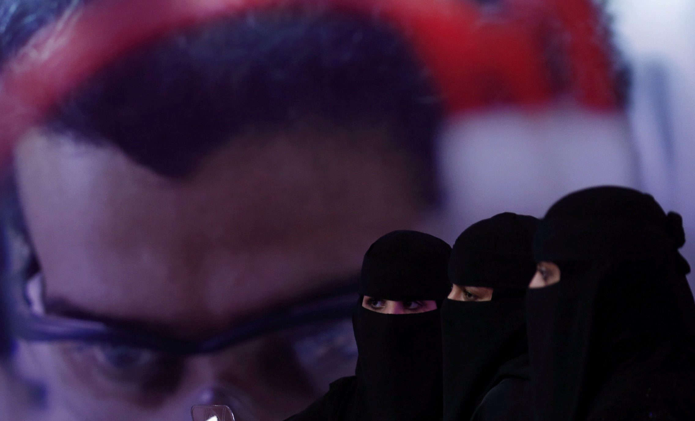 صورة لسيدات سعوديات خلال تسوق