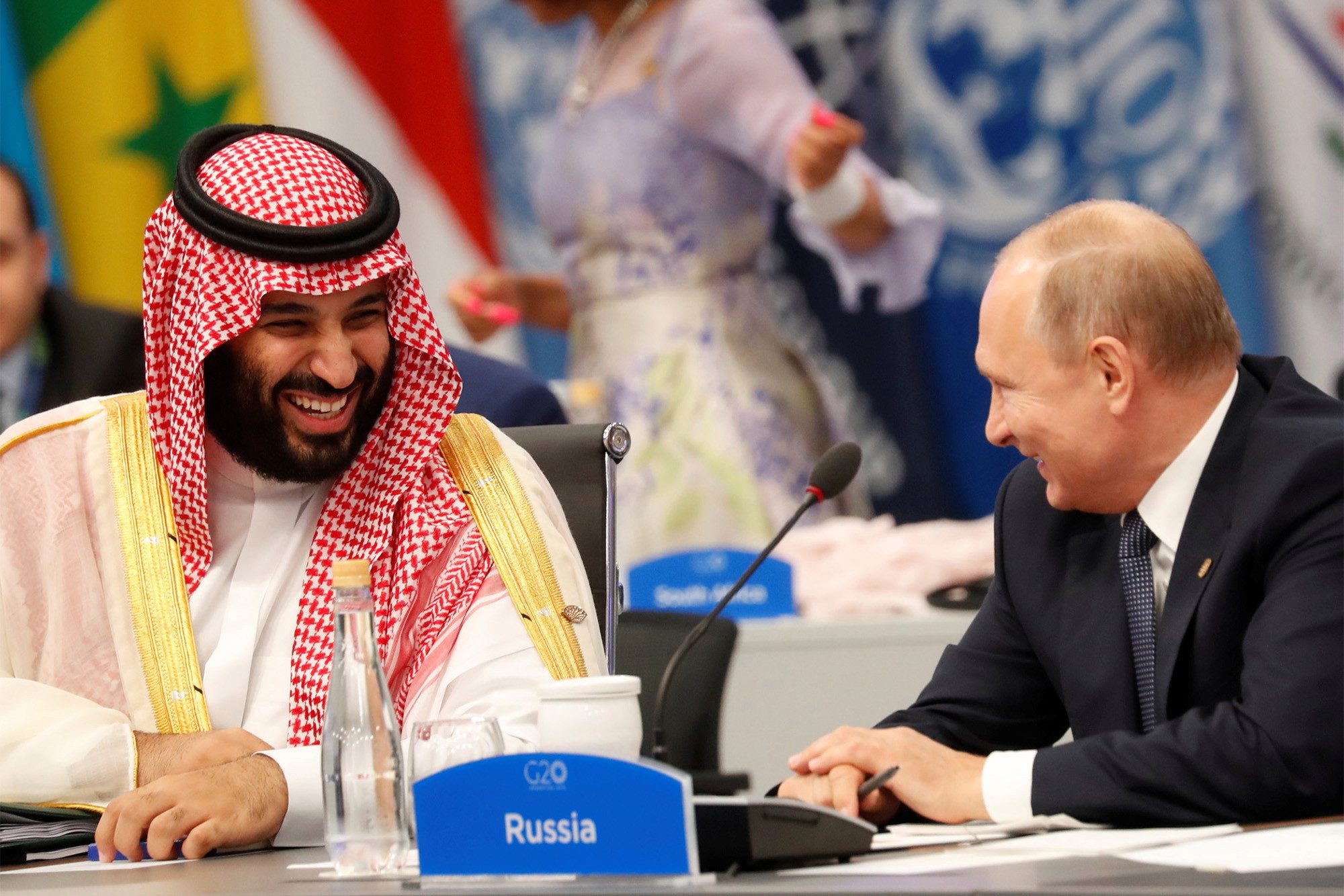 الرئيس الروسي فلاديمير بوتين، وولي العهد السعودي محمد بن سلمان (رويترز)