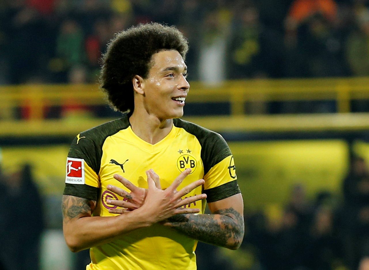 تقليد النجم يكلف 10 يورو فقط.. جماهير دورتموند تغضب من ناديها بسبب باروكة فيتسل