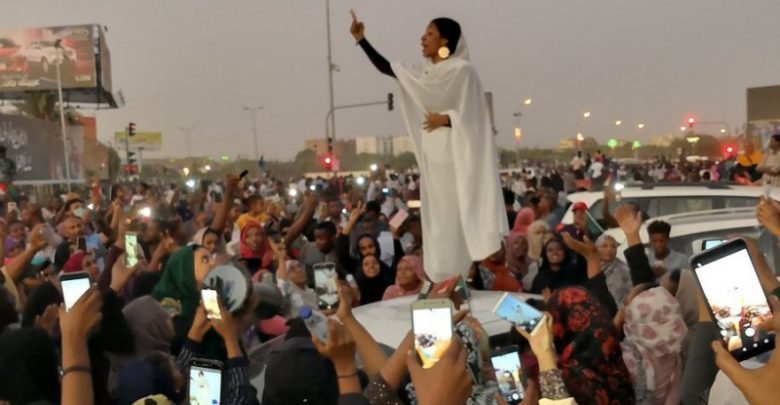 لماذا قادت النساء الانتفاضة في السودان؟