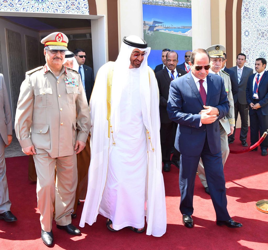 حفتر إلى جانب الشيخ محمد بن زايد والرئيس المصري عبد الفتاح السيسي/ رويترز