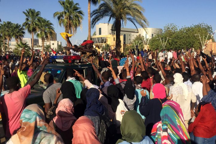 سودانيون لا يزالون معتصمون أمام وزارة الدفاع لليوم الثالث على التوالي/ رويترز
