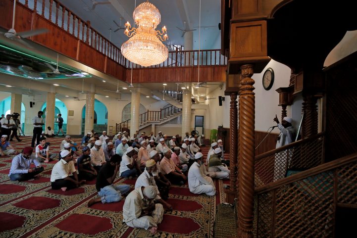 وسط مخاوف من هجمات انتقامية بعد أحداث عيد القيامة الإرهابية/ رويترز