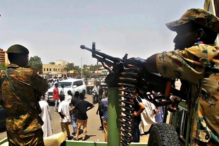 عناصر من الجيش السوداني أمام مقر القيادة العامة للجيش في الخرطوم حيث يعتصم المتظاهرون/ مواقع تواصل