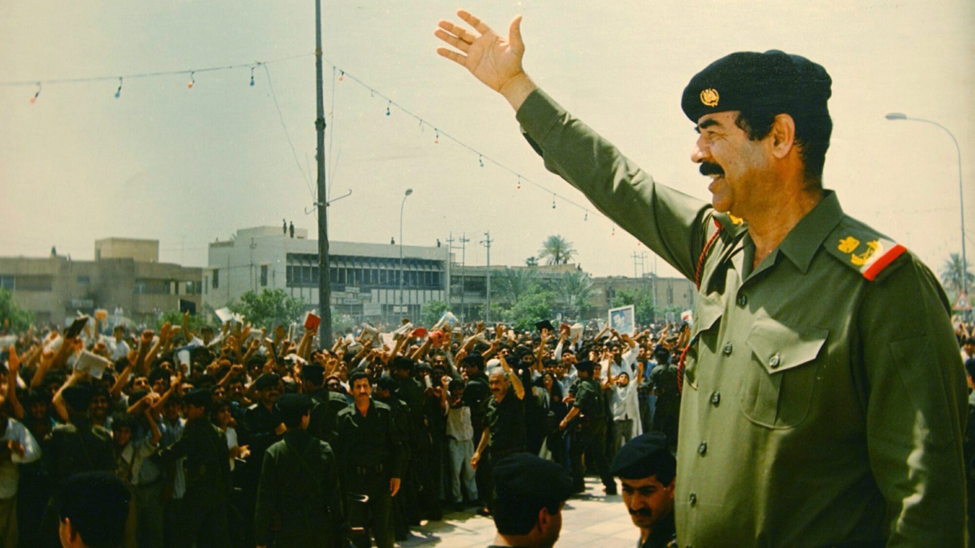 «كانت لدينا دولة».. عراقيون يمتدحون عهد صدام احتجاجاً على أوضاعهم الصعبة