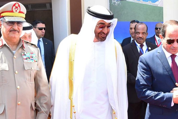 اللواء خليفة حفتر وولي عهد الإماراتي محمد بن زايد، والرئيس المصري عبدالفتاح السيسي في اجتماع سابق بمصر/ رويترز