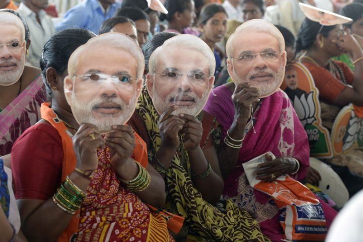 نساء هنديات يدعمن حزب بهاراتيا جاناتا (BJP) يرتدين قناعًا لرئيس الوزراء ناريندرا مودي في تجمع حاشد بحيدر أباد/ الفرنسية