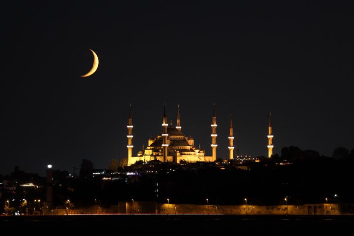 iStock/القطايف تُصنع على شكل هلال نسبة لرمضان