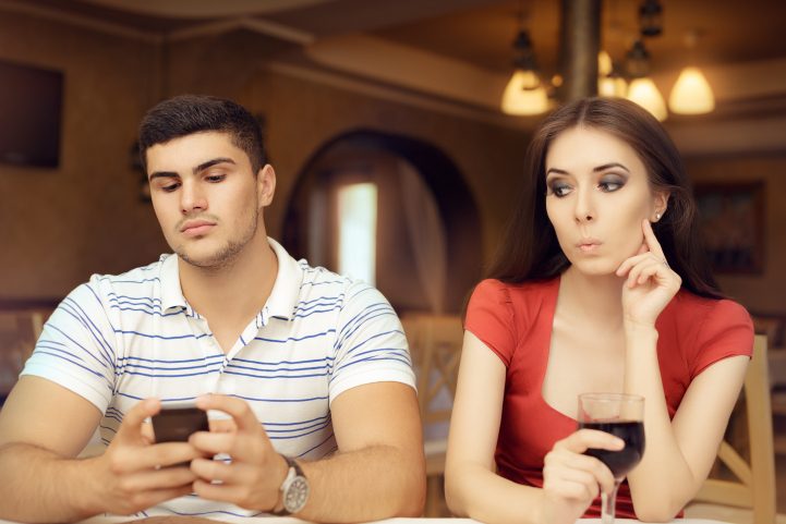 iStock/ أما عند النساء، فإنهن مُهتمات بالحب والتأكد من أن الرجل سيكون داعماً لهن ولأطفالهن