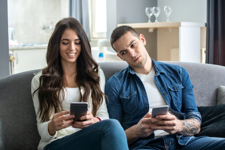iStock/ ظاهرة الغيرة تفسَّر بأن الرجال يخشون خيانة زوجاتهم لهم