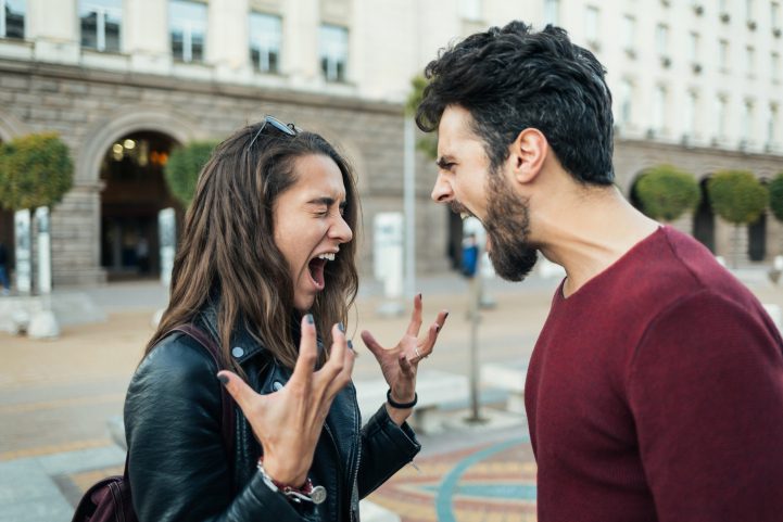 iStock/ يجب أن تثق بشريكك، لأنه لا يوجد لديك خيار آخر إذا كنت تريد أن تكون داخل علاقة سعيدة وناجحة.