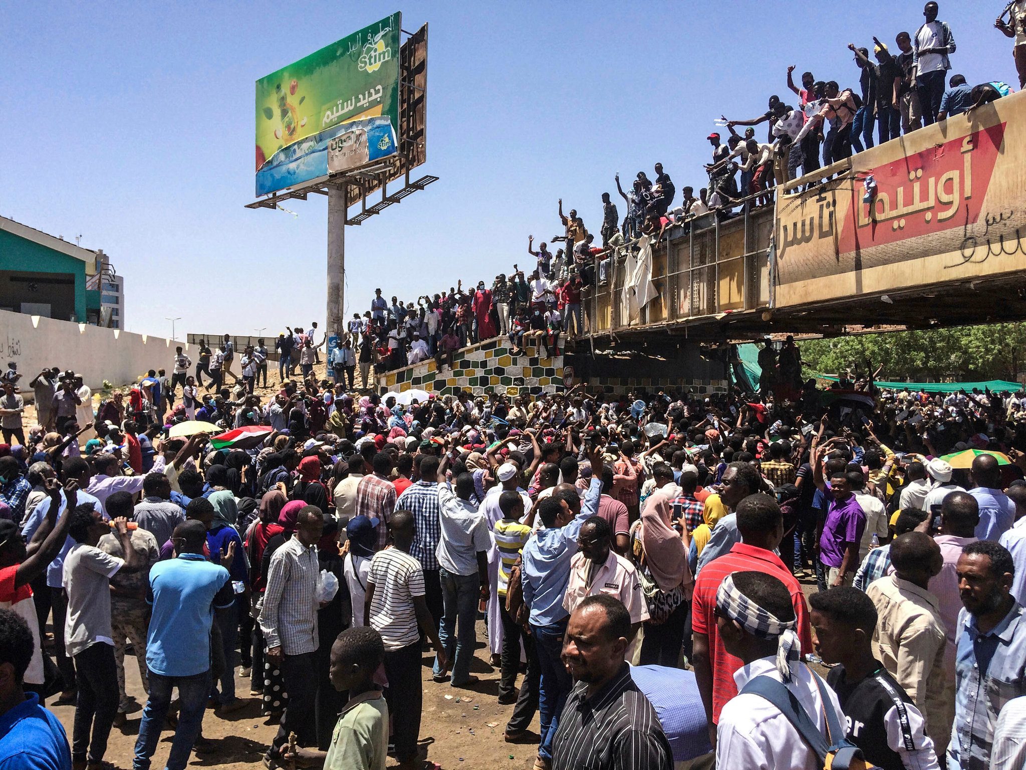 نيويورك تايمز: احتجاجات الجزائر والسودان رسالة إلى ترامب: «دعم الطغاة المستبدين لن يحقق الاستقرار»